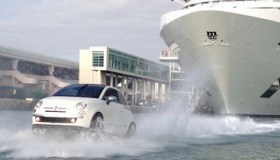 Fiat 500 diventa una barca e scorta una nave da crociera. Foto