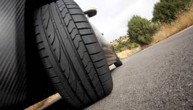 Cosa fare in caso di foratura dello pneumatico