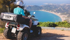 Velocità massima limitata e obbligo di casco per guidare un quad