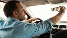 Come regolare gli specchietti retrovisori in auto