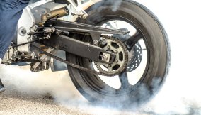come fare un burnout con la moto