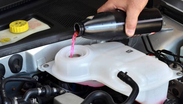 Liquido refrigerante auto, come tenere sotto controllo le temperature del  propulsore