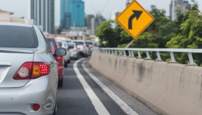 Le frecce dell'auto sono fondamentali per una circolazione stradale fluida