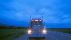 I segnali con i fari dei camionisti: il significato