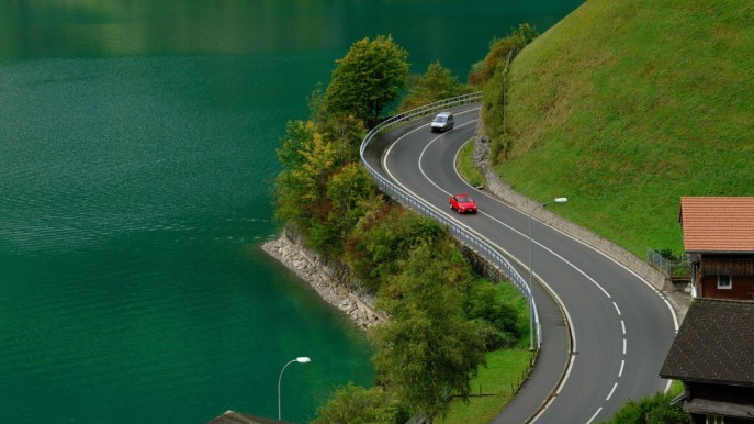 Auto in Svizzera: come fare a comprarla e reale convenienza