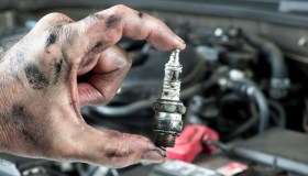 Candele auto, come capire quando cambiarle: la procedura da seguire