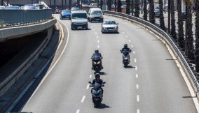 La normativa italiana prevede che i motoveicoli tengano le luci accese anche di giorno