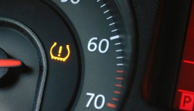 Spia auto con punto esclamativo gialla: cosa significa?