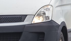 Furgone arriva troppo veloce alla rotonda, l’incidente è spettacolare