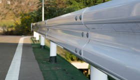 Auto squarciata in due dal guardrail, ma fortunatamente nessun ferito