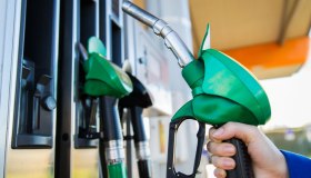 Perché fare benzina in autostrada costa di più