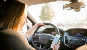 Guidare con il cellulare in mano: multe, rischi e c’è anche la videocamera