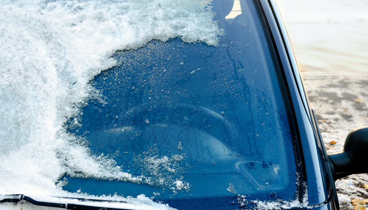 Il semplice trucco per togliere il ghiaccio dal parabrezza dell'auto