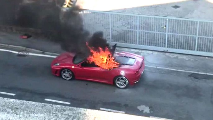 Compra una Ferrari usata: esce dal concessionario e va fuoco