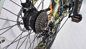 La incredibile e-bike da off-road con due ruote motrici