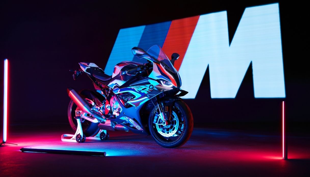 Nuova BMW M 1000RR: tecnologia racing sulla strada