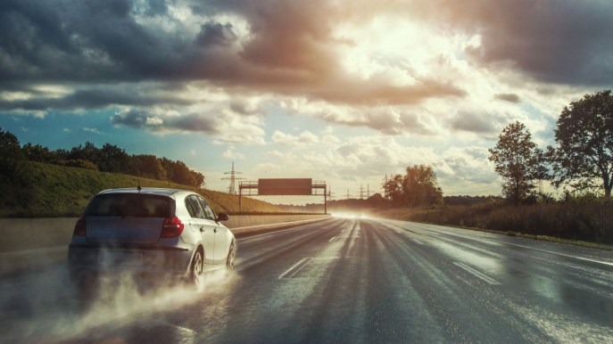 Cos’è e i vantaggi dell’asfalto drenante