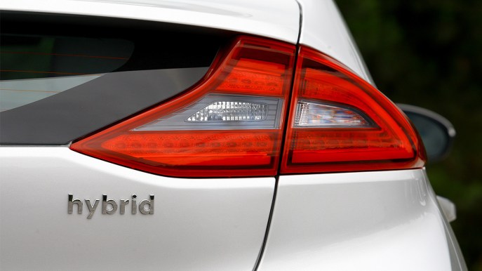 Comprare un’auto ibrida: vantaggi e svantaggi