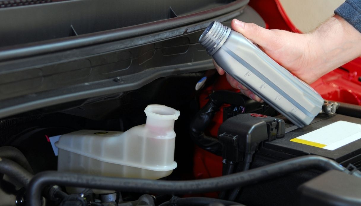 Come sostituire il liquido dei freni per l'auto e quale scegliere