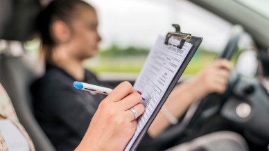 Bocciato all'esame di guida, cosa succede: i costi