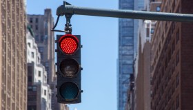 Sanzioni per passaggio con il semaforo rosso: cosa rischi sulla patente