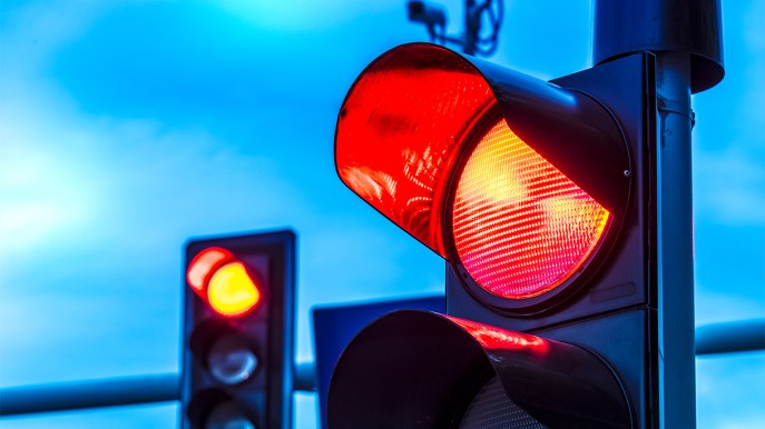 Multa semaforo rosso: quanti punti patente si perdono