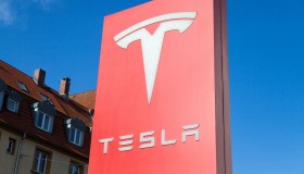 Ripara da solo una Tesla con 700 euro, in officina ne volevano 16.000