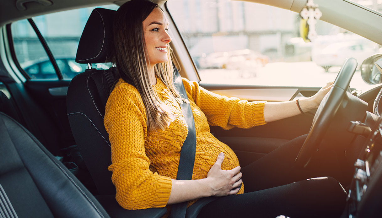 La cintura di sicurezza in gravidanza comporta dei rischi? Qual è l'uso  corretto?