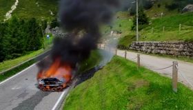 Paura sul Passo Pordoi: in fiamme una McLaren da 170mila euro