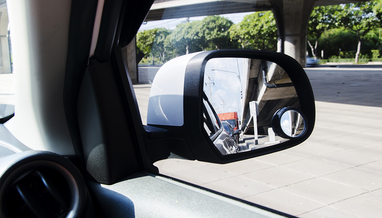Gli specchietti retrovisori, ripiegabili verso l'interno del manubrio, sono  perfetti per l'uso fuoristrada.