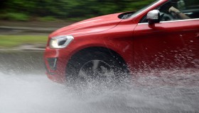 Cos’è il fenomeno dell’aquaplaning e come evitarlo