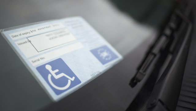 Contrassegno disabili: come richiederlo e chi ne ha diritto