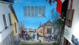 Il grande murales realizzato per il centenario Moto Guzzi