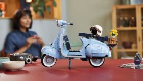 Un nuovo set LEGO celebra la Vespa 125, tutte le particolarità