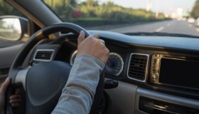 Qual è l’errore da non fare mai quando si scende dalla propria vettura