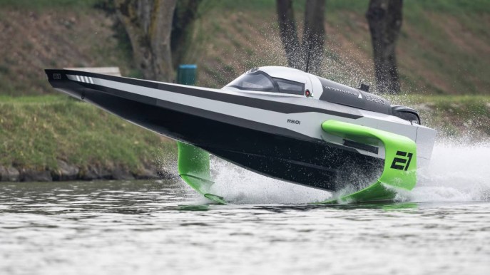 RaceBird, la prima barca da competizione elettrica che vola sull’acqua