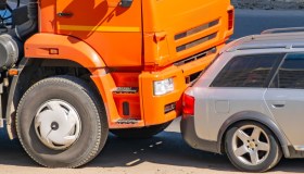 Incidente al casello della Milano-Torino, TIR incastra auto