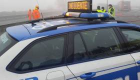 Auto si schianta contro la Polizia Stradale in Autostrada: VIDEO