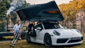 La Porsche può essere equipaggiata con una tenda da campeggio