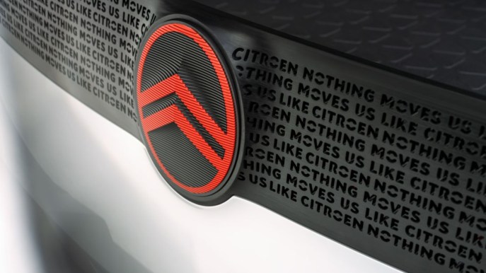 Nuova era per Citroën: si rifà il look e svela il nuovo logo