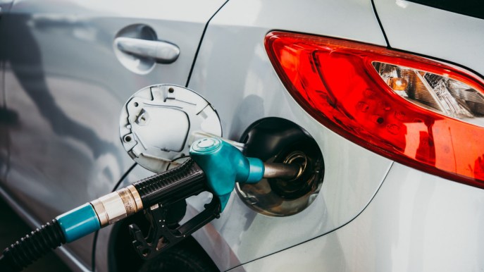 Il Governo taglia lo sconto carburante: benzina più cara