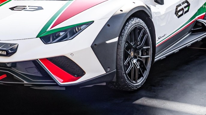 Lamborghini toglie i veli al primo bolide offroad