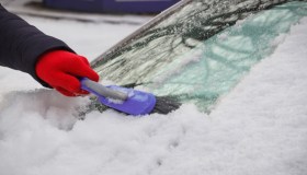 Cosa fare e non fare per eliminare il ghiaccio dal parabrezza dell’auto