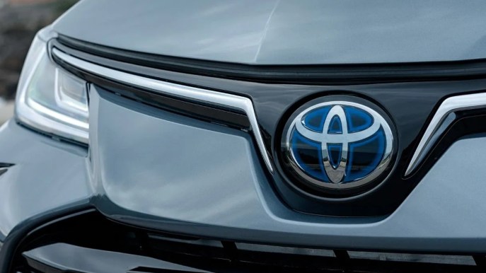 Il numero uno di Toyota: “Tanta gente scettica sull’elettrico”