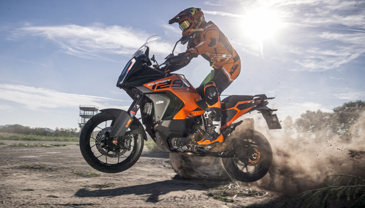 La maxi enduro KTM si rifà il look per il 2023