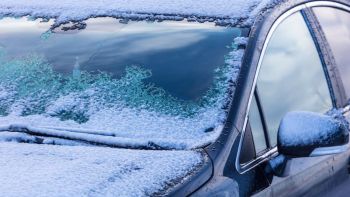 Il ghiaccio rovina i vetri auto? Ecco come proteggerli dal freddo!
