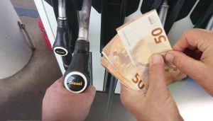 Prezzo diesel: torna più basso della benzina