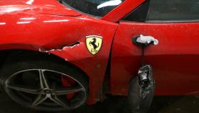 Si schiantano con due Ferrari contro un muro: tragedia sfiorata