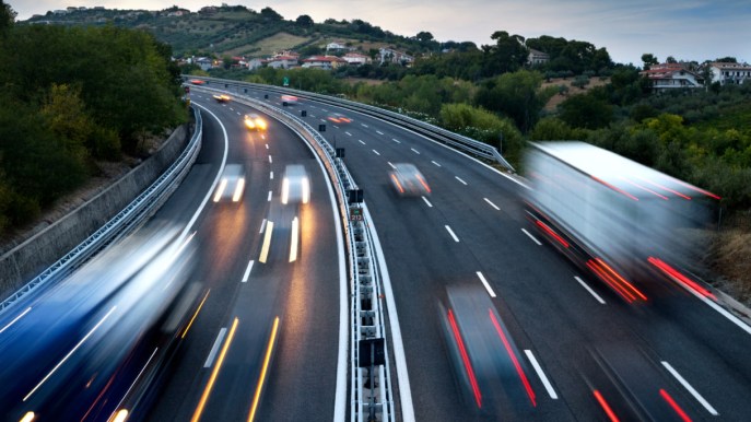 Aumentare il limite di velocità in autostrada: i reali rischi