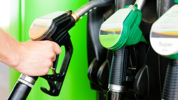 Prezzo benzina in rialzo, cala il diesel: la situazione